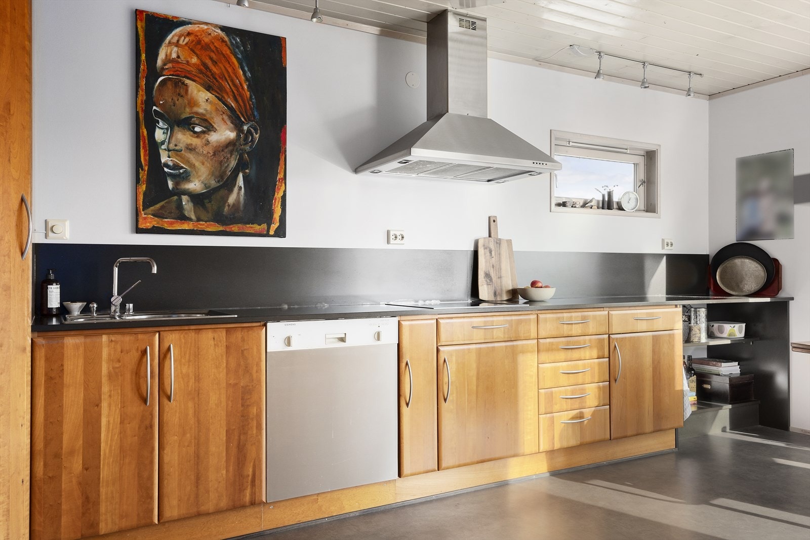 Kjøkkenventilator med avtrekksvifte plassert på loftet for effektiv utlufting. Galleribilde