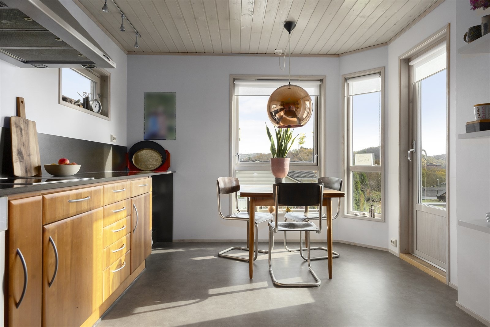 Kjøkkenet er romslig og har en hyggelig spiseplass ved vinduet. Galleribilde