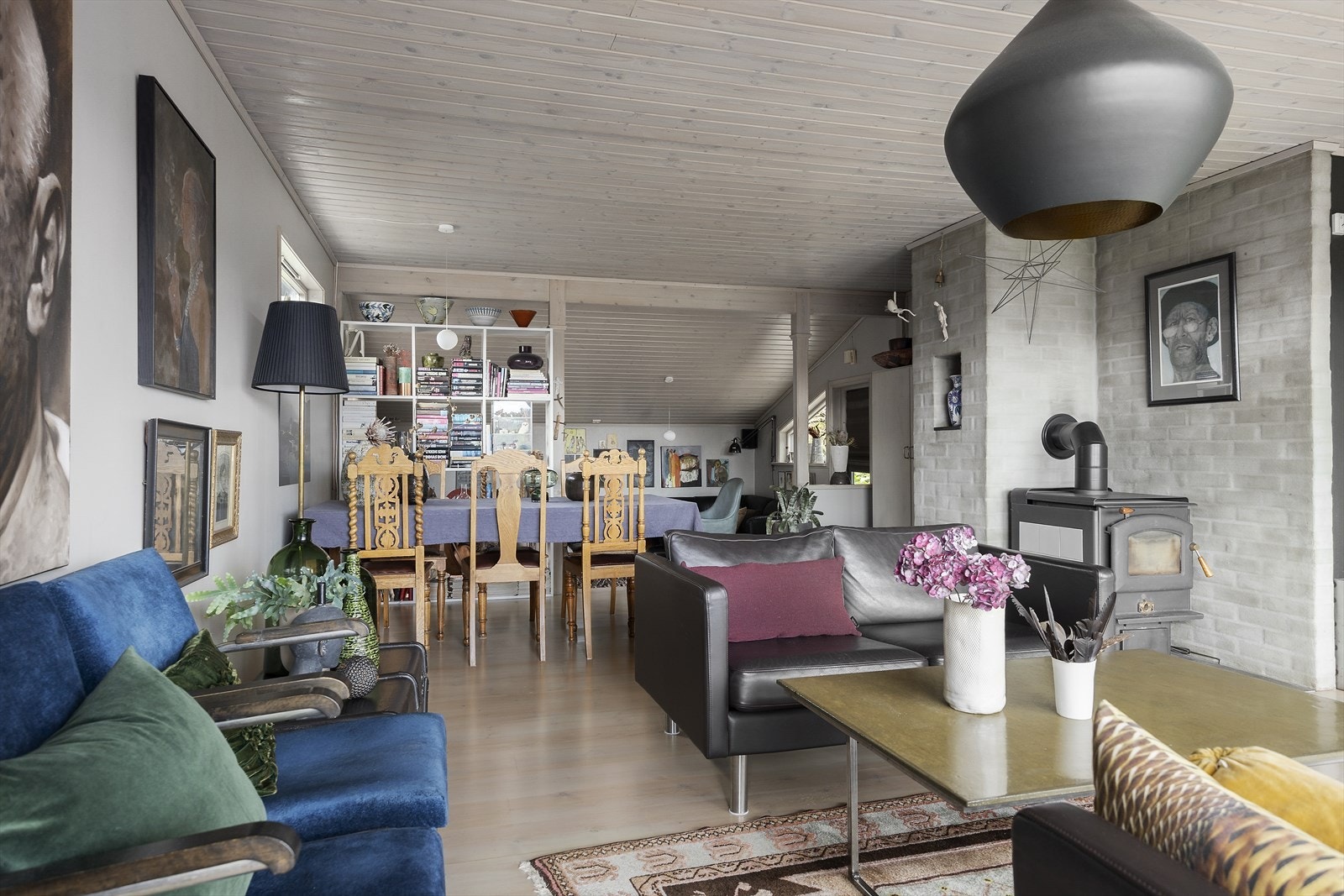 Stuen har god plass til både sofagruppe og spisebord for sosiale sammenkomster. Galleribilde
