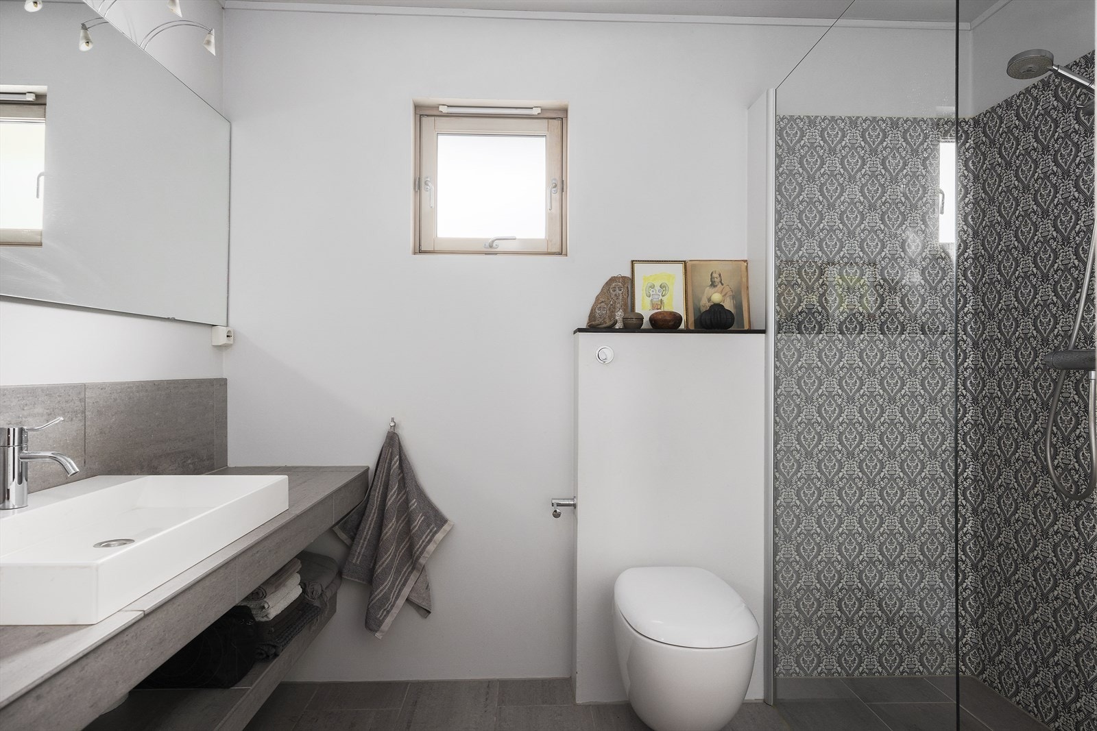 Badet i hovedetasjen er også fra 2005, utstyrt med dusj, toalett og servantseksjon. Galleribilde