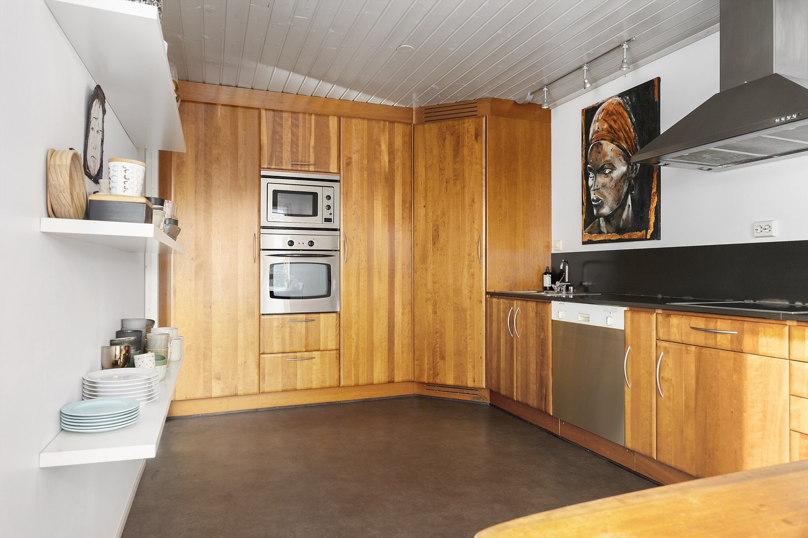 Kjøkkenet har en solid innredning med Valchromat benkeplate. Galleribilde