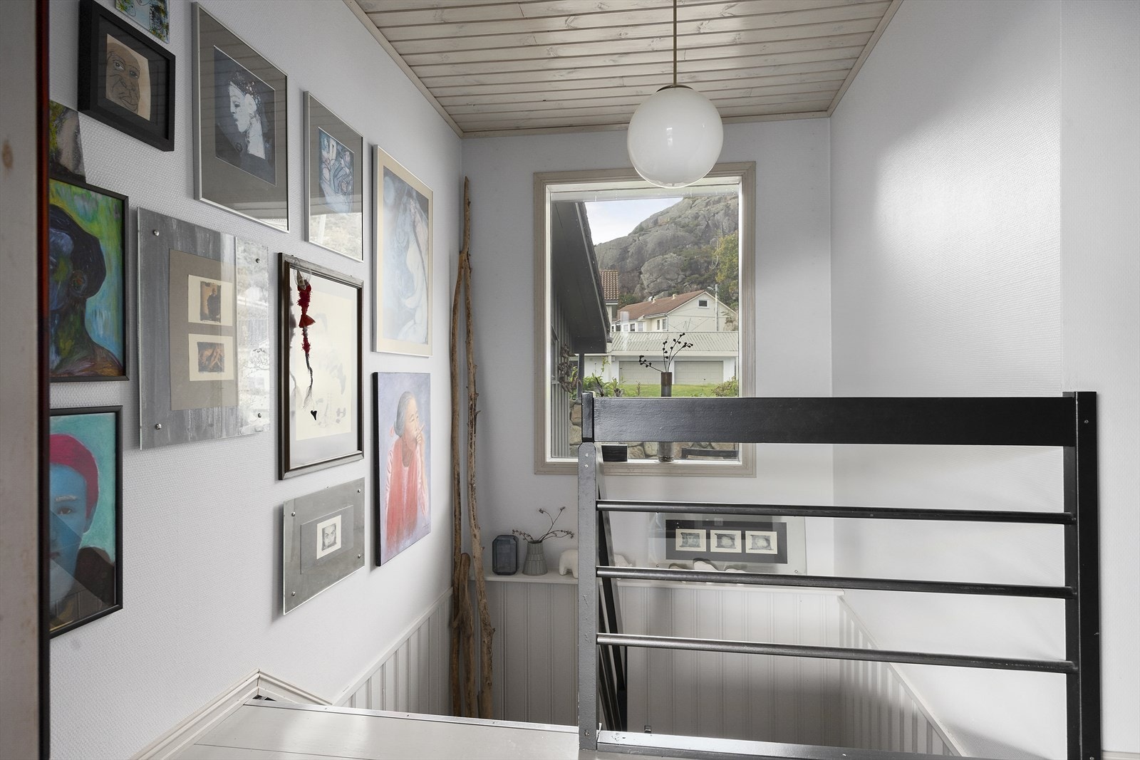 Trapperommet gir en lys og åpen overgang mellom etasjene. Galleribilde