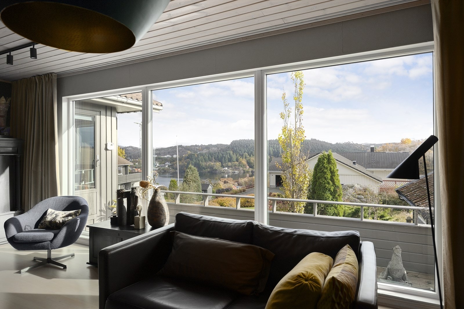 Fra stuen er det fin utsikt over det etablerte boligområdet. Galleribilde