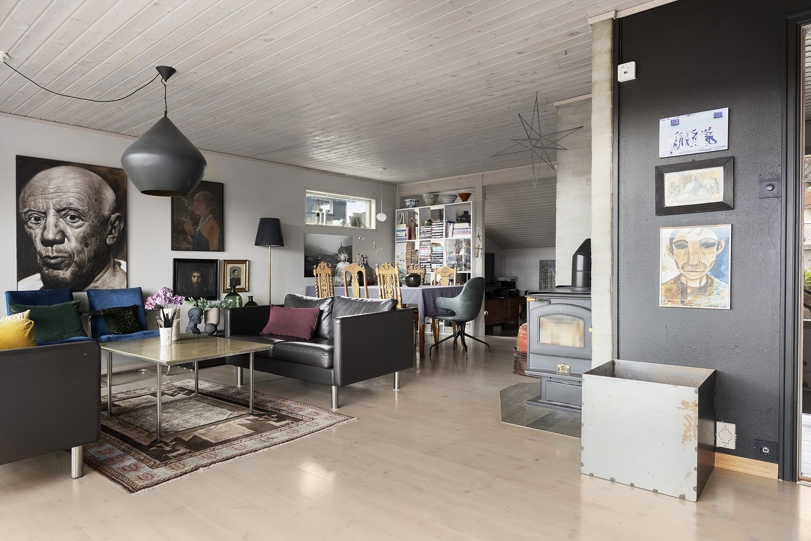Et ildsted i stuen sørger for ekstra varme og hygge. Galleribilde