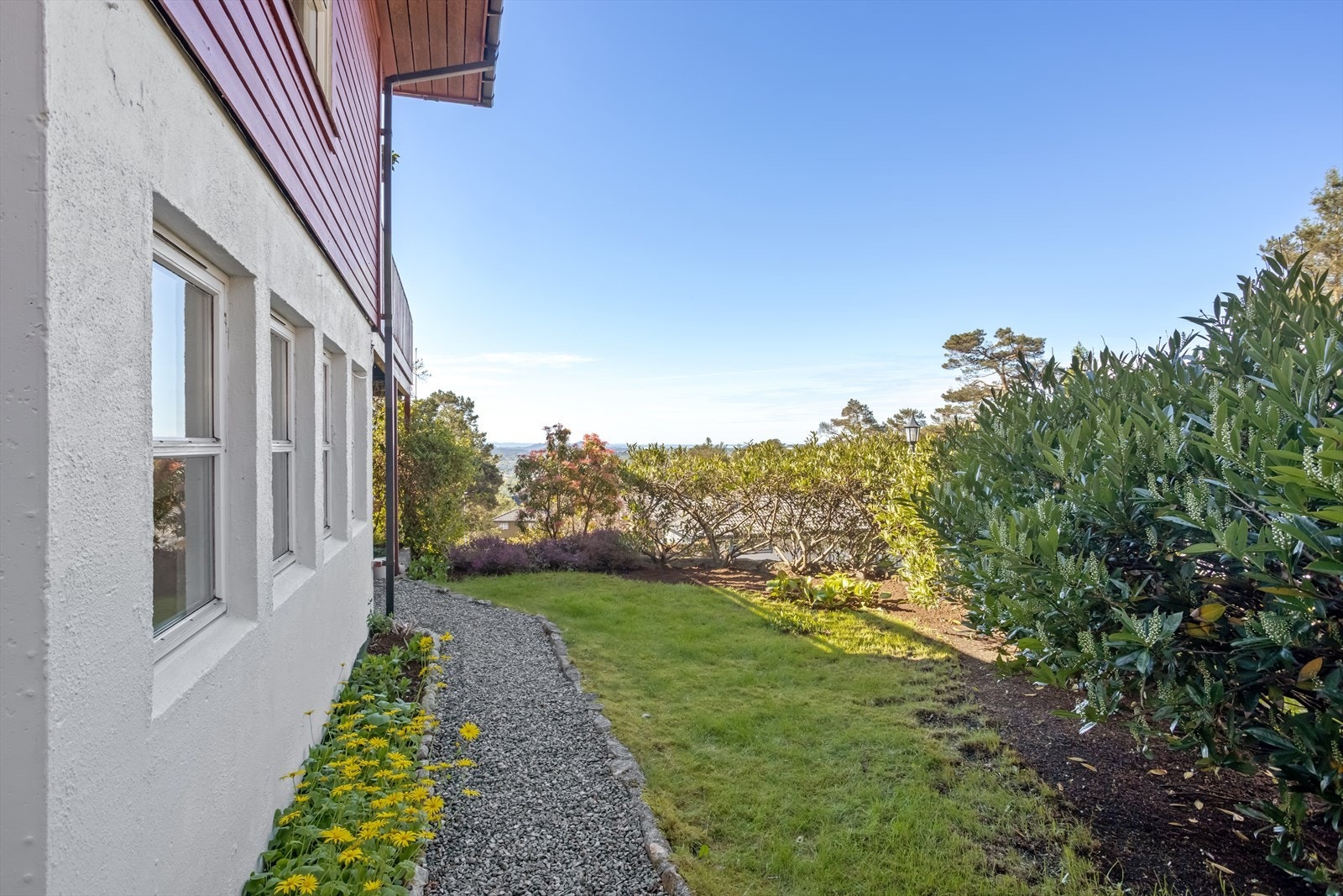 Plen og hagengang rundt boligen. Galleribilde
