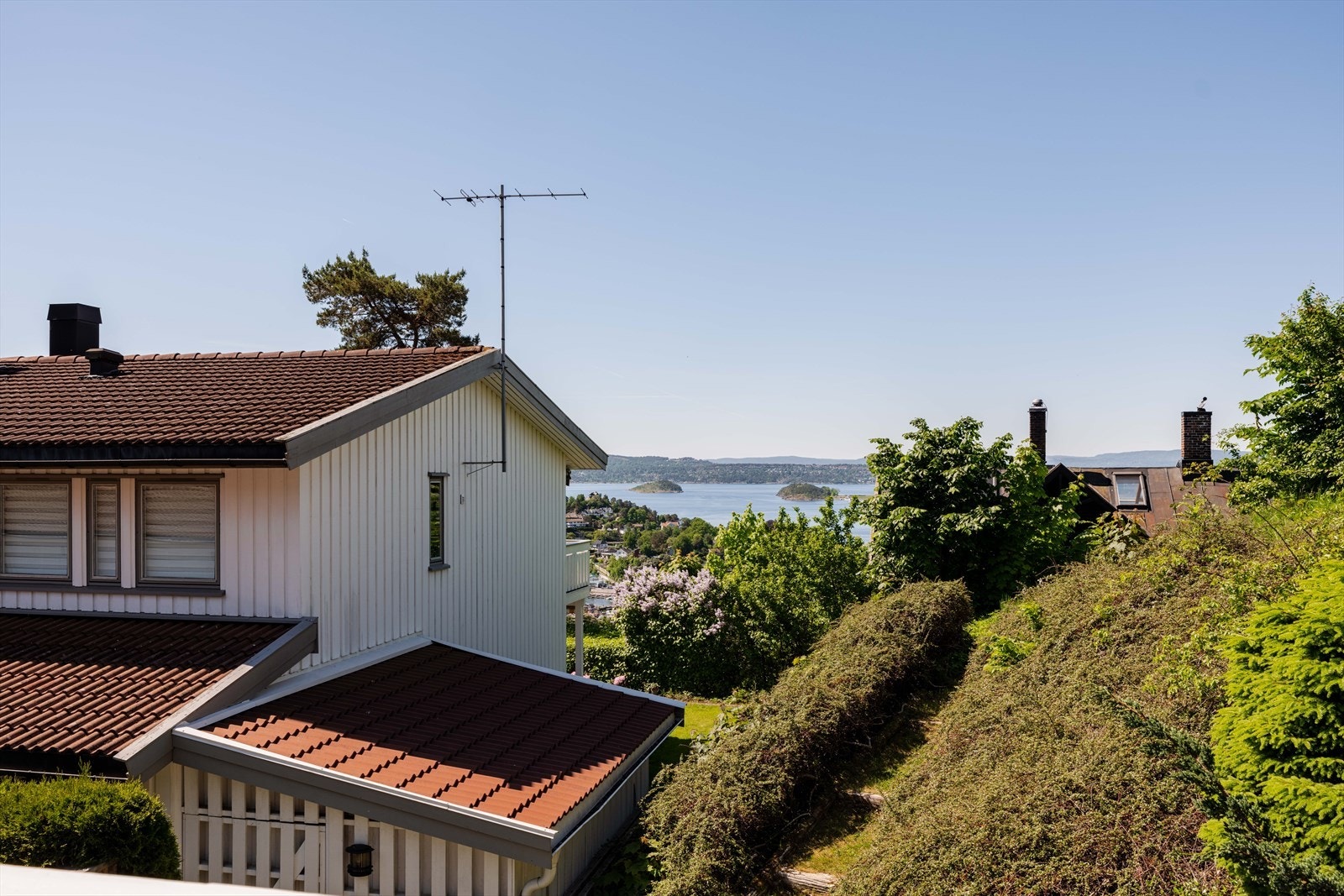 Utsikt over nærområdet og Oslofjorden fra en rolig og tilbaketrukket beliggenhet. Galleribilde