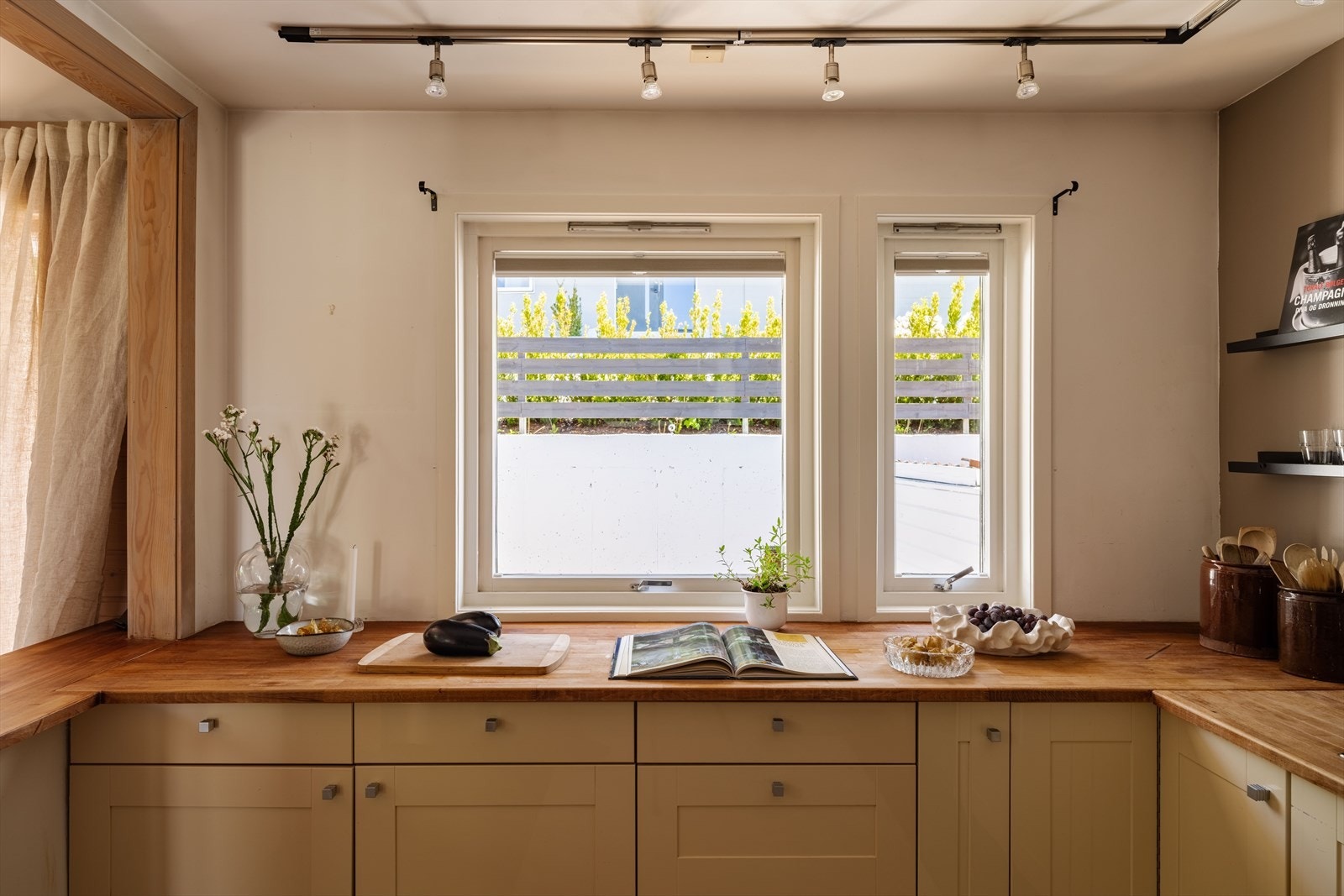 Godt med benkeplass og store vinduer som gir et lyst og trivelig arbeidsområde. Galleribilde