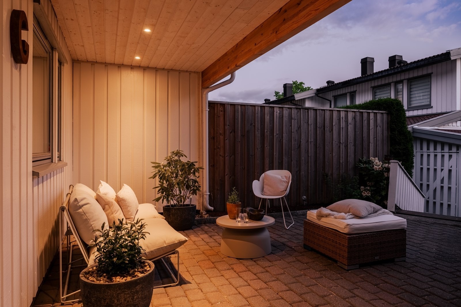 Brosteinsdekke og beplantningsmuligheter skaper en innbydende og privat forhage med plass til bl.a. sittegruppe. Galleribilde