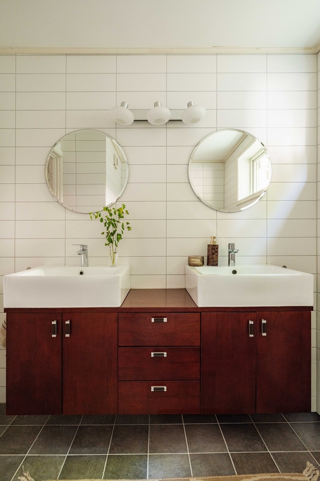 Badet er innredet med dobbeltservant, speil og godt med oppbevaringsplass. Galleribilde