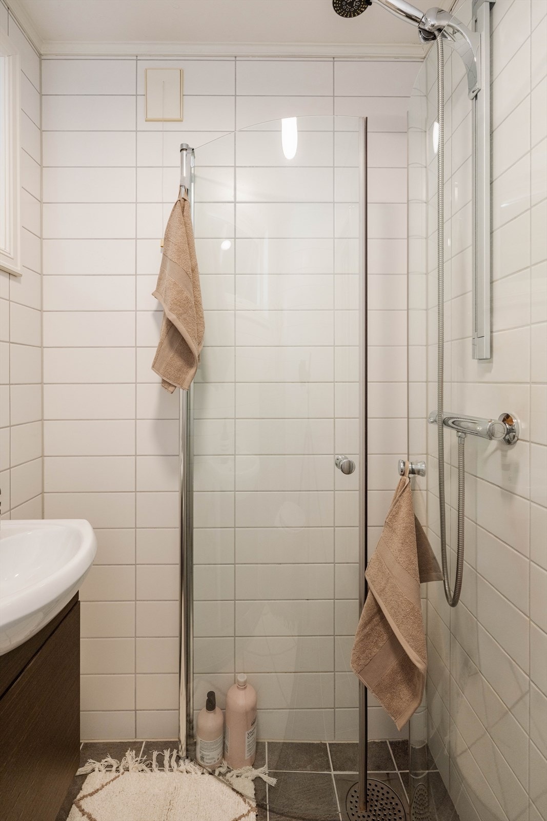 Praktisk dusjløsning og opplegg for vaskemaskin. Galleribilde