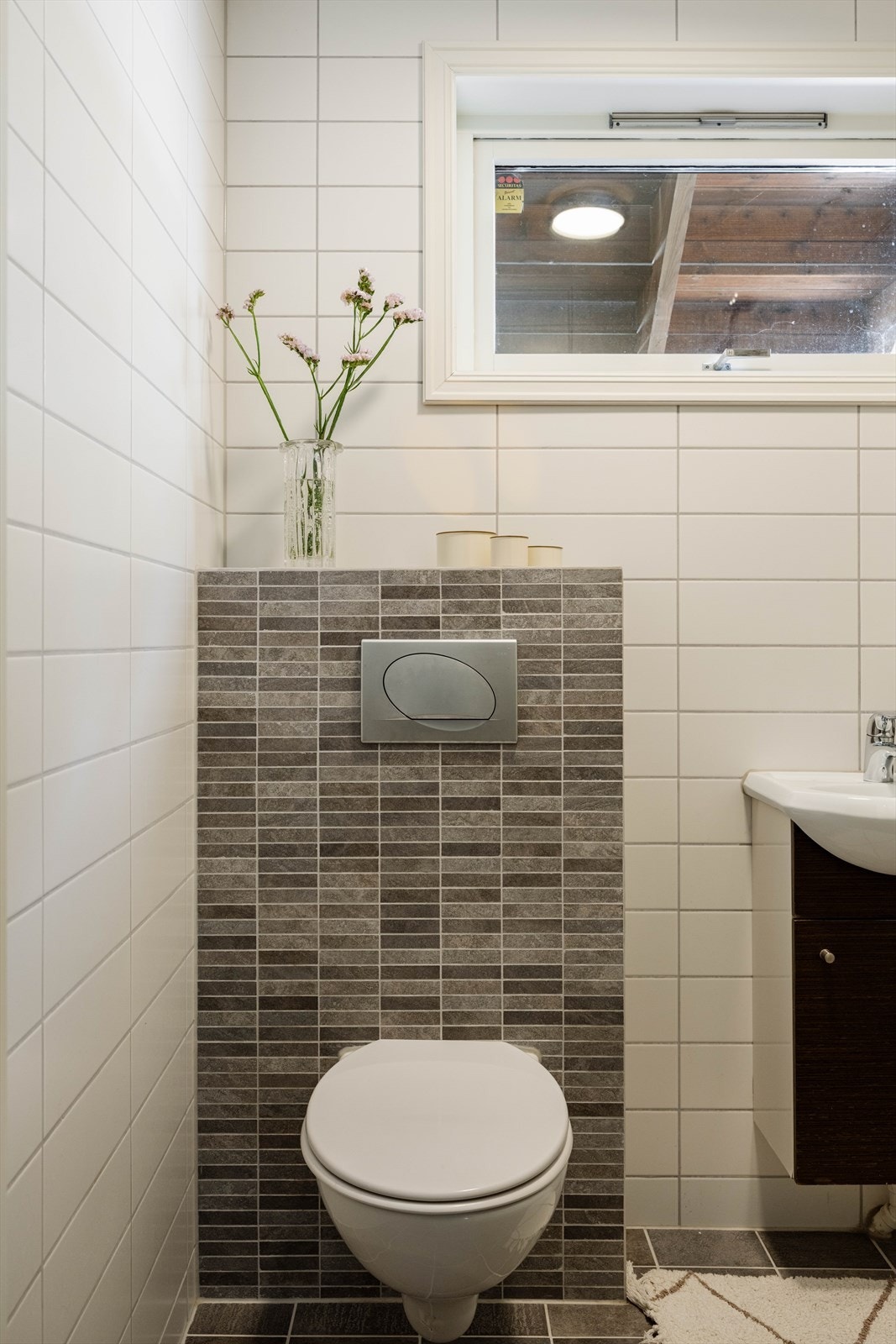 Det andre badet i underetasjen har vegghengt toalett og flislagt gulv med gulvvarme. Galleribilde