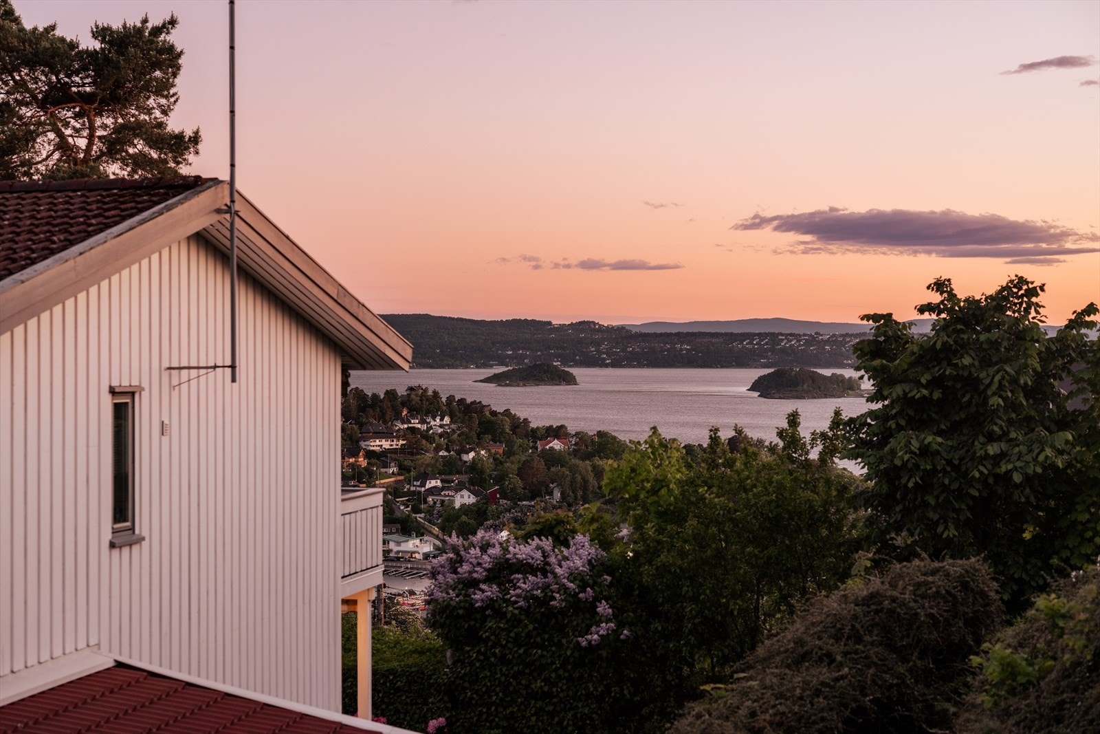 Boligen ligger tilbaketrukket i rolige og frodige omgivelser i Nordstrandskråningen, med flott utsikt mot Oslofjorden fra stuen og den sydvestvendte balkongen. Galleribilde