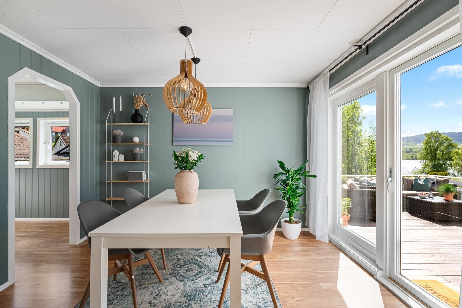 Utgang til uteplass gjør det enkelt å ta sommeren med inn i stua. Galleribilde
