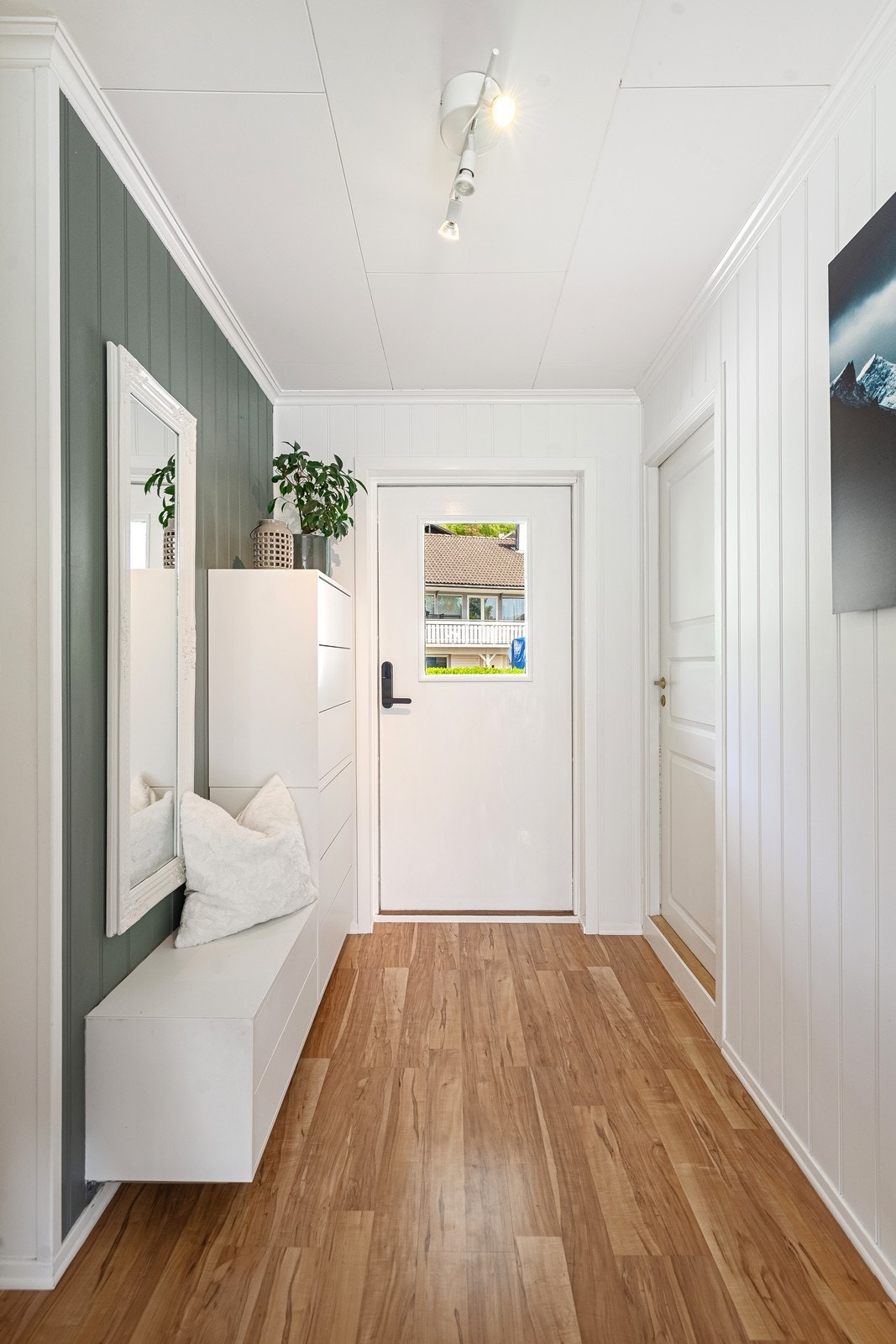 Velkommen inn - en fin og praktisk entré for gjester. Galleribilde