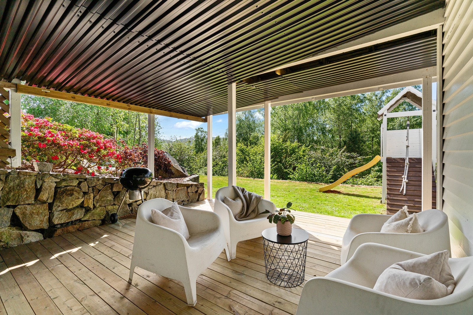 Terrasse/platting på bakkeplan - lett å finne en lun krok, uansett vindretning. Galleribilde
