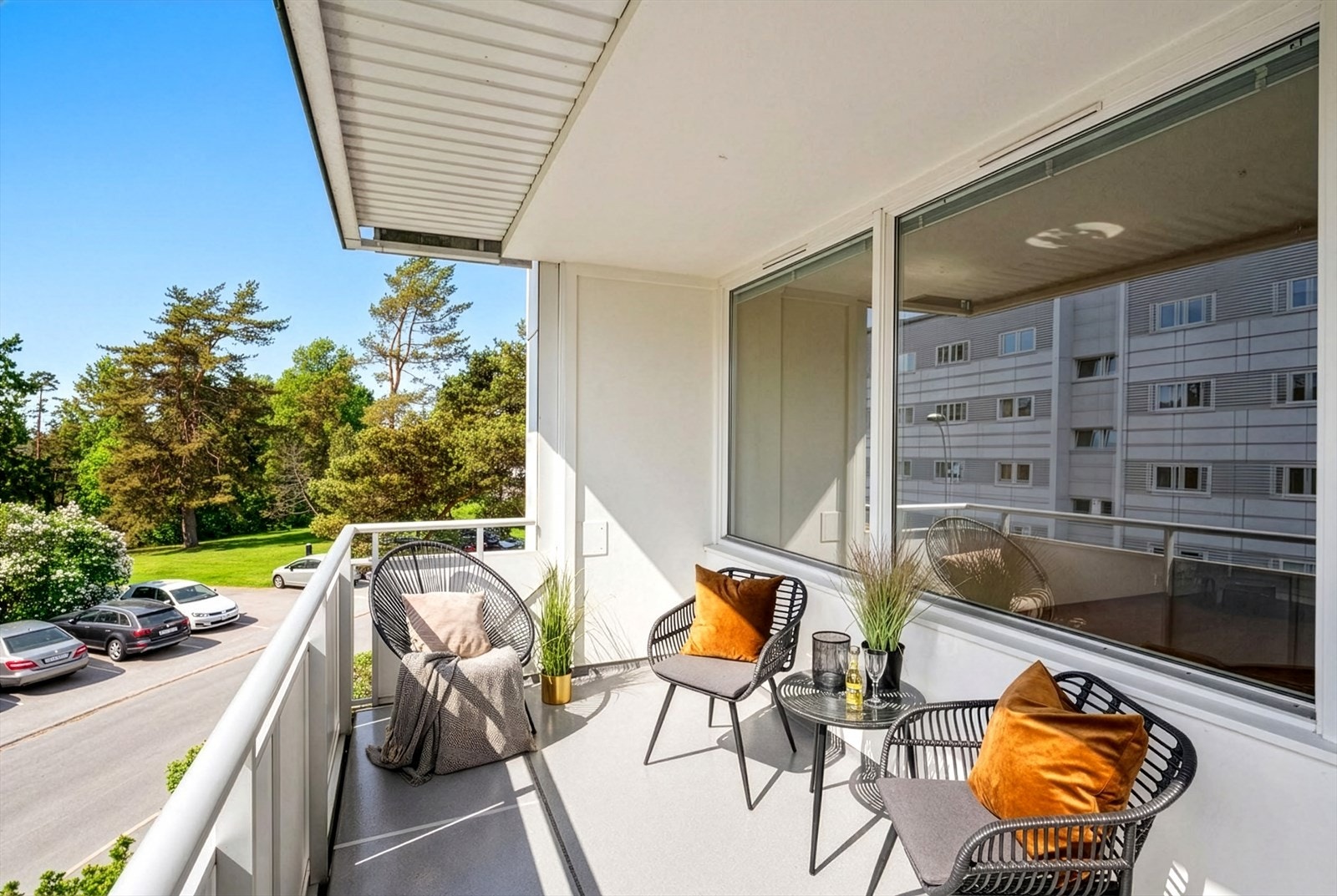Utgang fra stuen til en stor sydvestvendt balkong på 8 m² med meget gode solforhold. Galleribilde