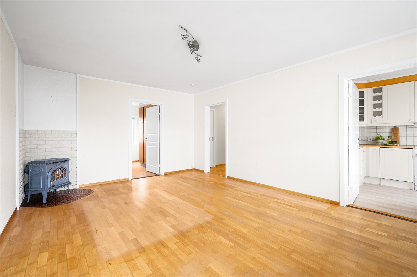 Stuen har gode møbleringsmuligheter med plass til både sofa- og spisegruppe. Generøs takhøyde opptil 2,51 meter, målt midt i stue. Galleribilde