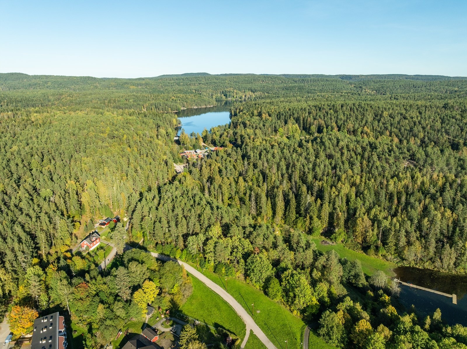 Det er kort vei til Østmarka som byr på flotte tur- og rekreasjonsmuligheter. Rustadsaga og Skullerudstue er flotte mål for turen. Galleribilde