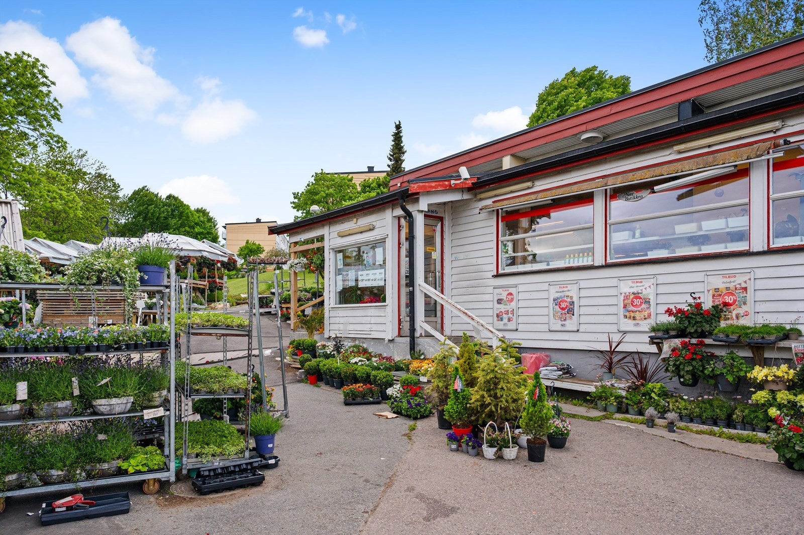 Nærbutikken Rustad ligger kun 4 minutter gange unna, og er søndagsåpen. Galleribilde