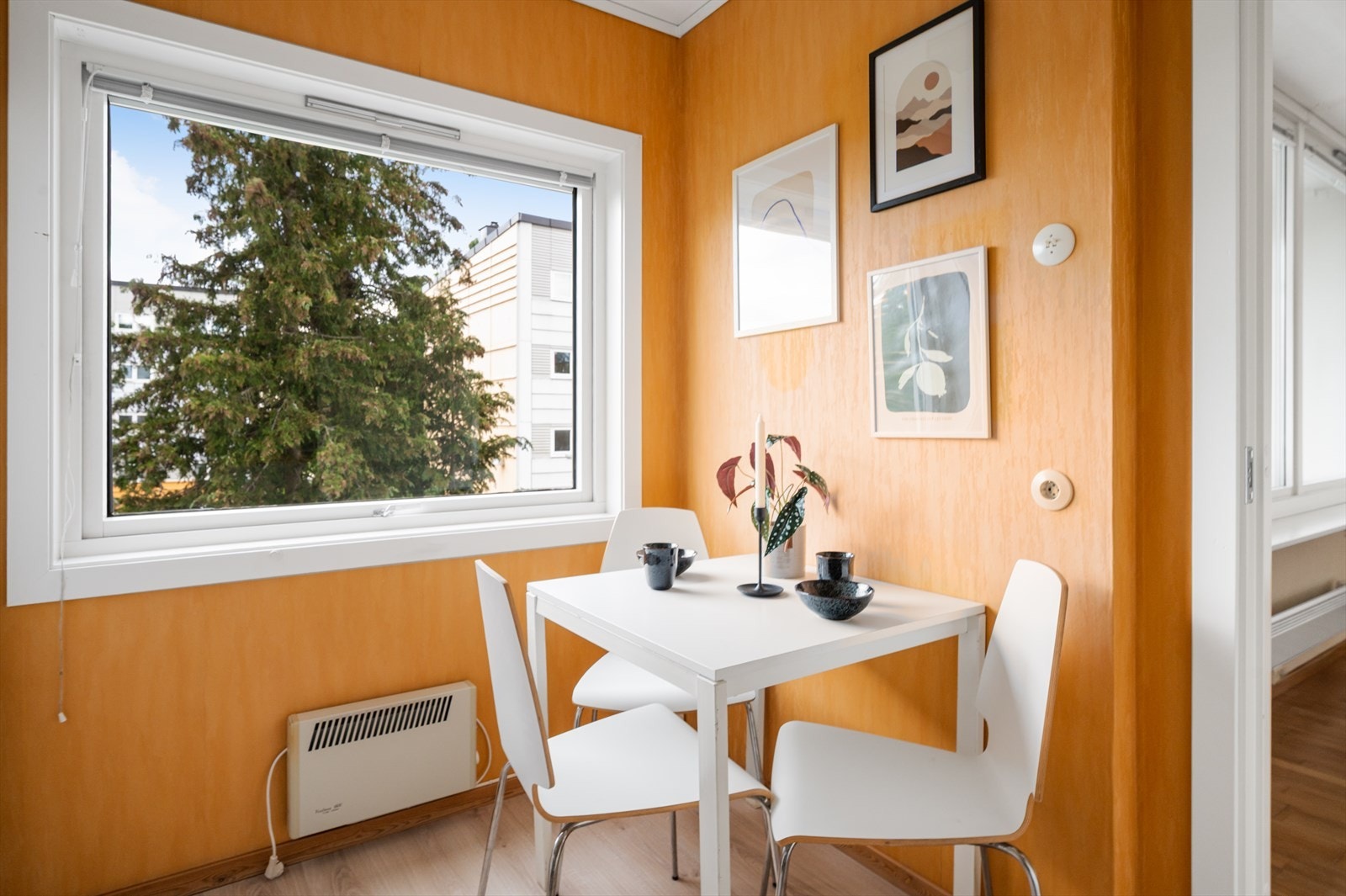 Her er det plass til hyggelig frokostbord ved vinduet. Galleribilde
