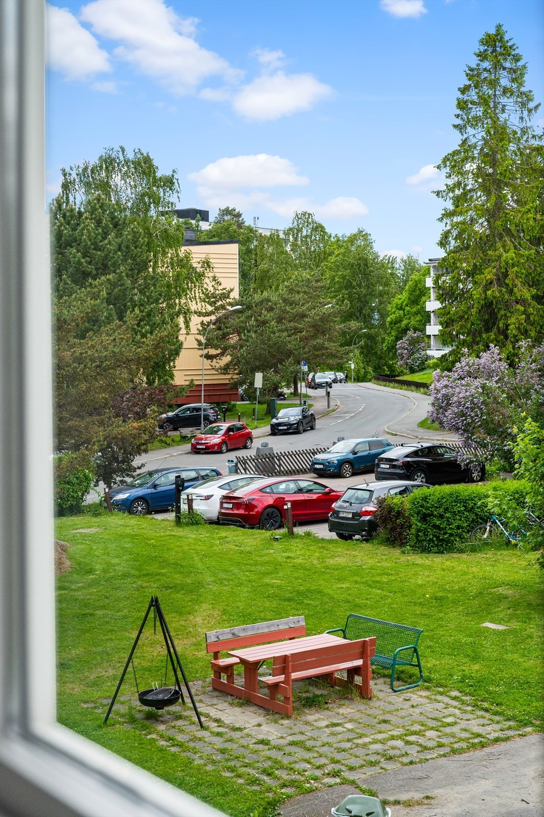 Hyggelig utsyn fra soverommene utover borettslagets fellesarealer. Galleribilde