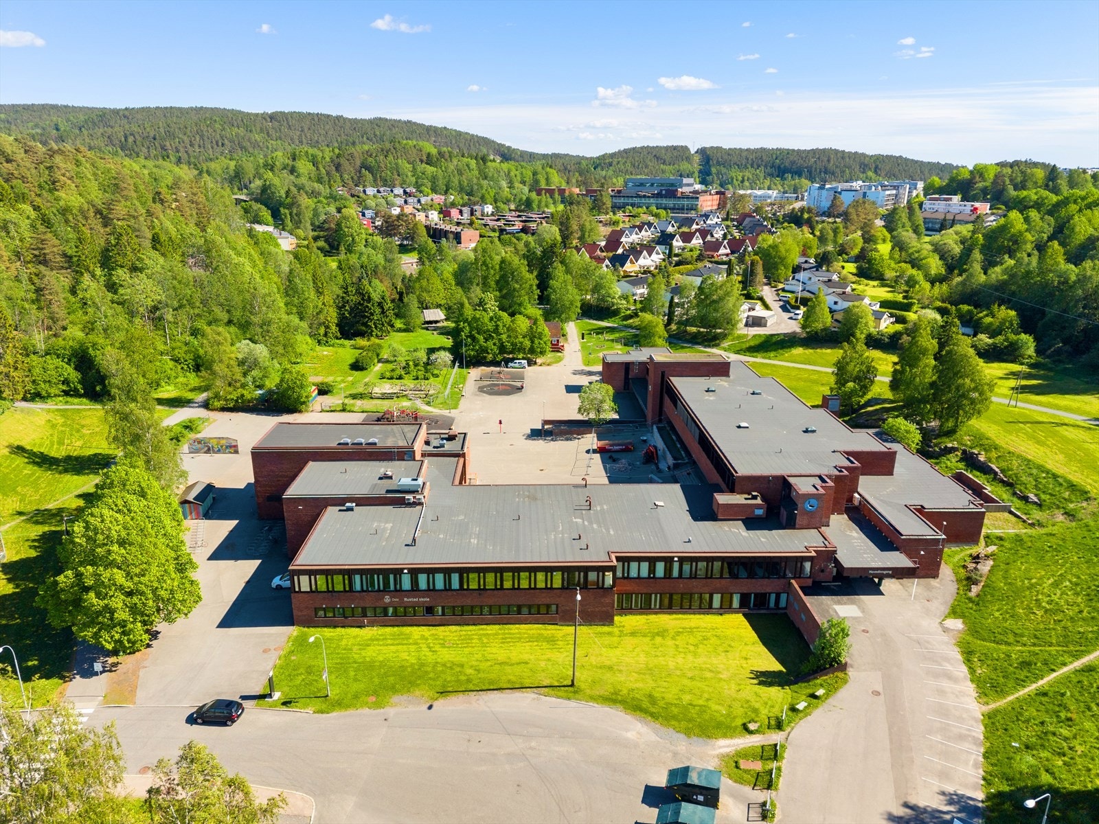 Boligen sogner til Rustad barneskole som ligger like ved (6 minutters gange) og Skullerud ungdomsskole. Galleribilde