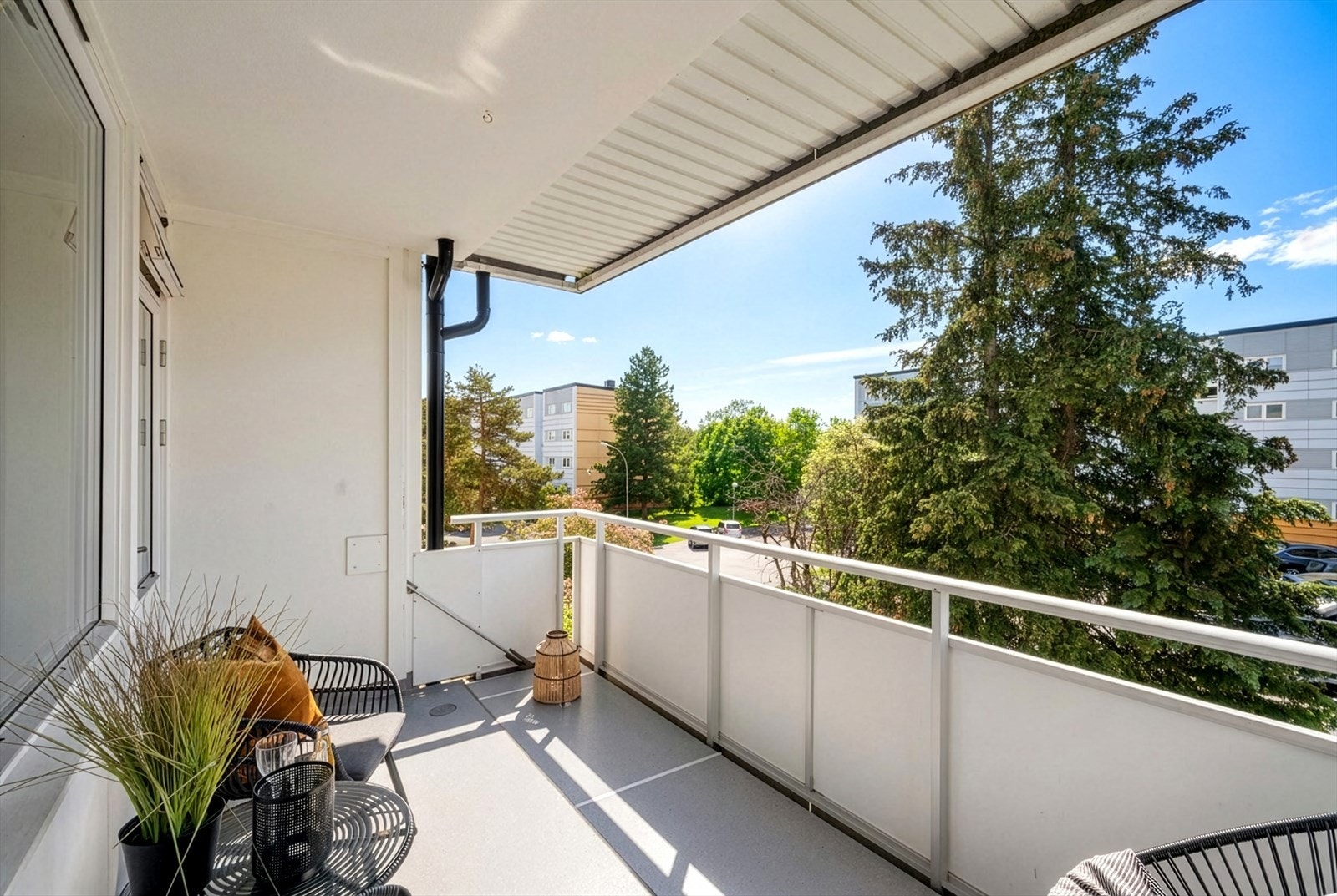 Balkongen oppleves som en forlengelse av stuen på sommerhalvåret med hyggelig utsyn mot felles grøntarealer. Galleribilde