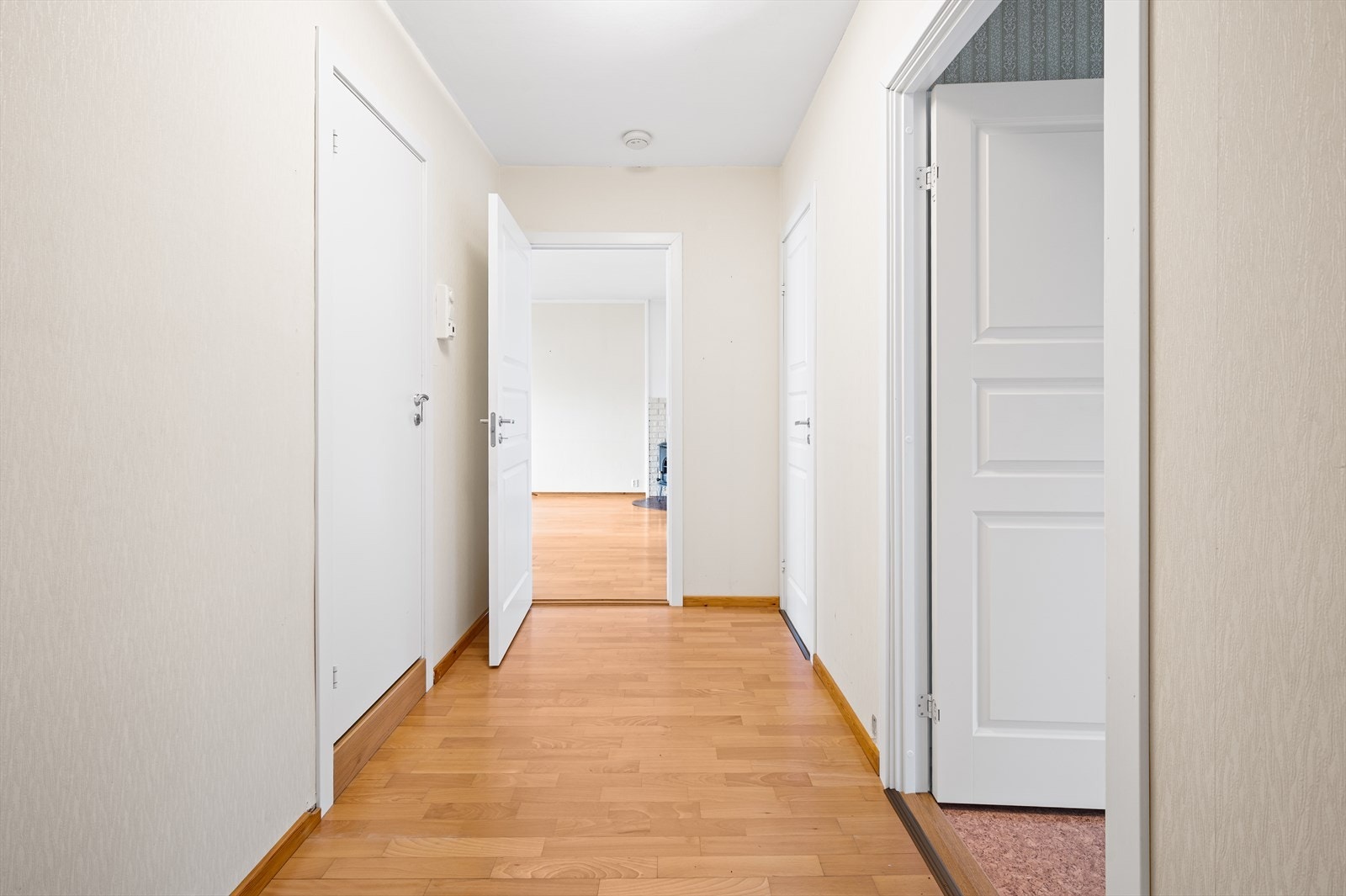 Romslig gang med god plass til å henge av seg ytterklær og sette fra seg skoene. Galleribilde