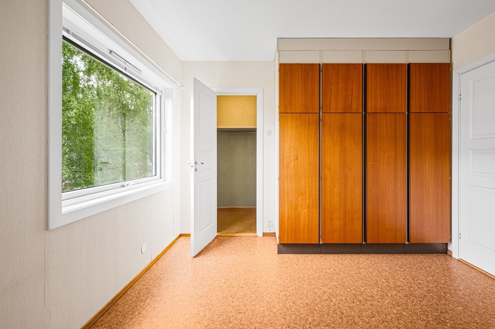 Her er det rikelig med plass i garderobeløsning, samt i en innvendig bod. Galleribilde