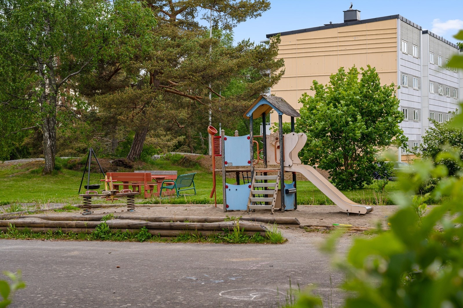 Fellesarealene har også hyggelige sittegrupper og bålpanne. Galleribilde
