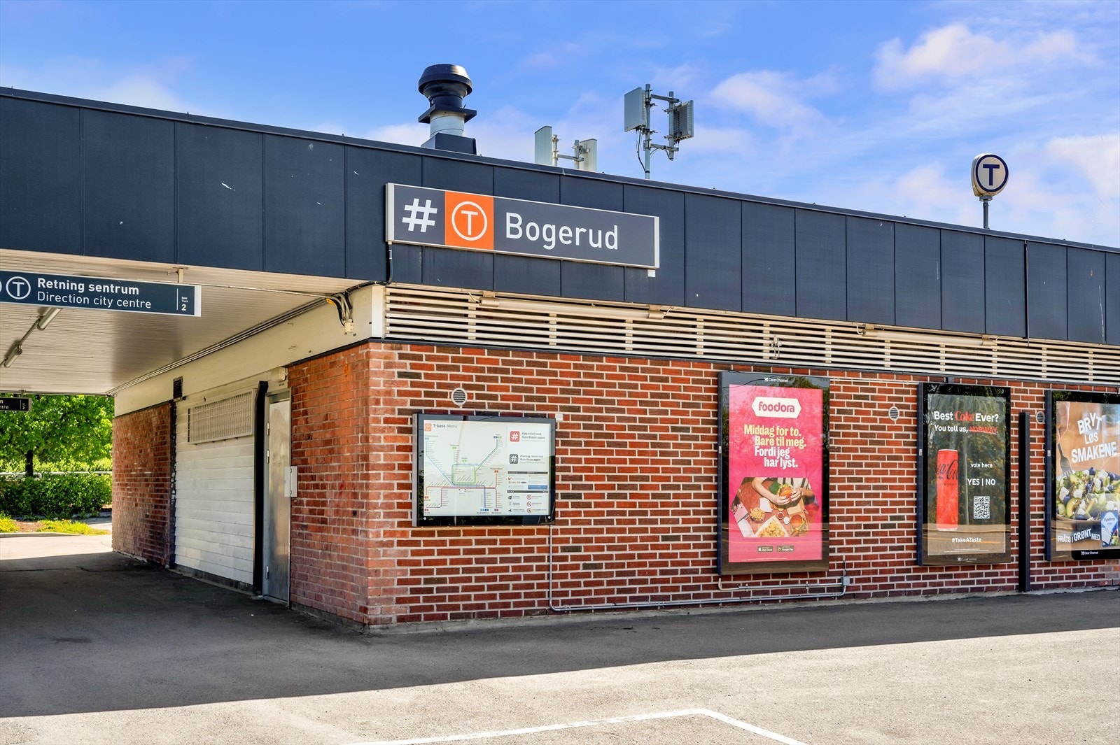 Fra boligen er det kort gange (ca 5 min) til Bogerud T-bane, her går det hyppige avganger mot sentrum. Fra Bogerud T går linje 3, som tar deg til Oslo S på ca 18 minutter. Galleribilde