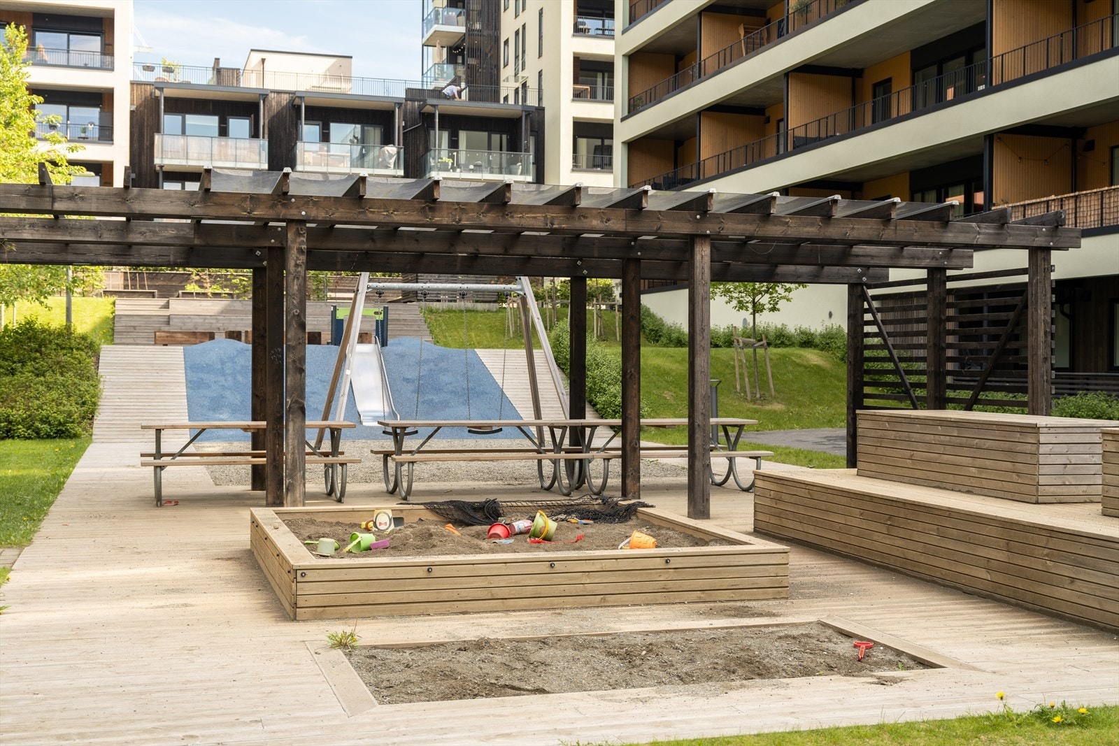 Flotte fellesareal med lekeplass for de minste og sittegrupper for de største. Galleribilde