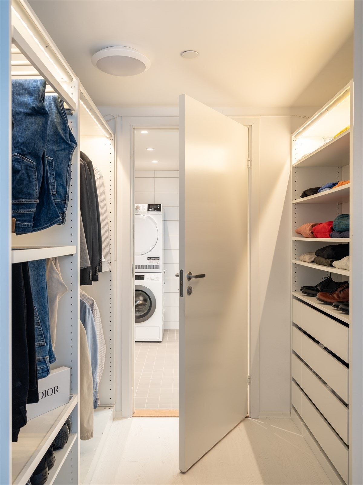 Fra soverommet er det direkte tilknytning til egen wlk-in på 4m² og bad på 5m². Galleribilde