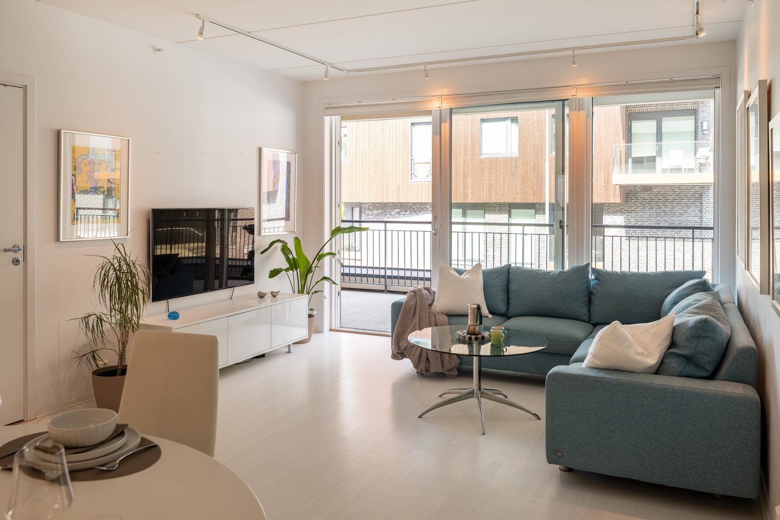 Videre byr leiligheten på moderne kvaliteter som vannbåren varme i gulv, balansert ventilasjon, samt heis i bygget. Selger har også lagt spotskinner på stue og kjøkken. Galleribilde
