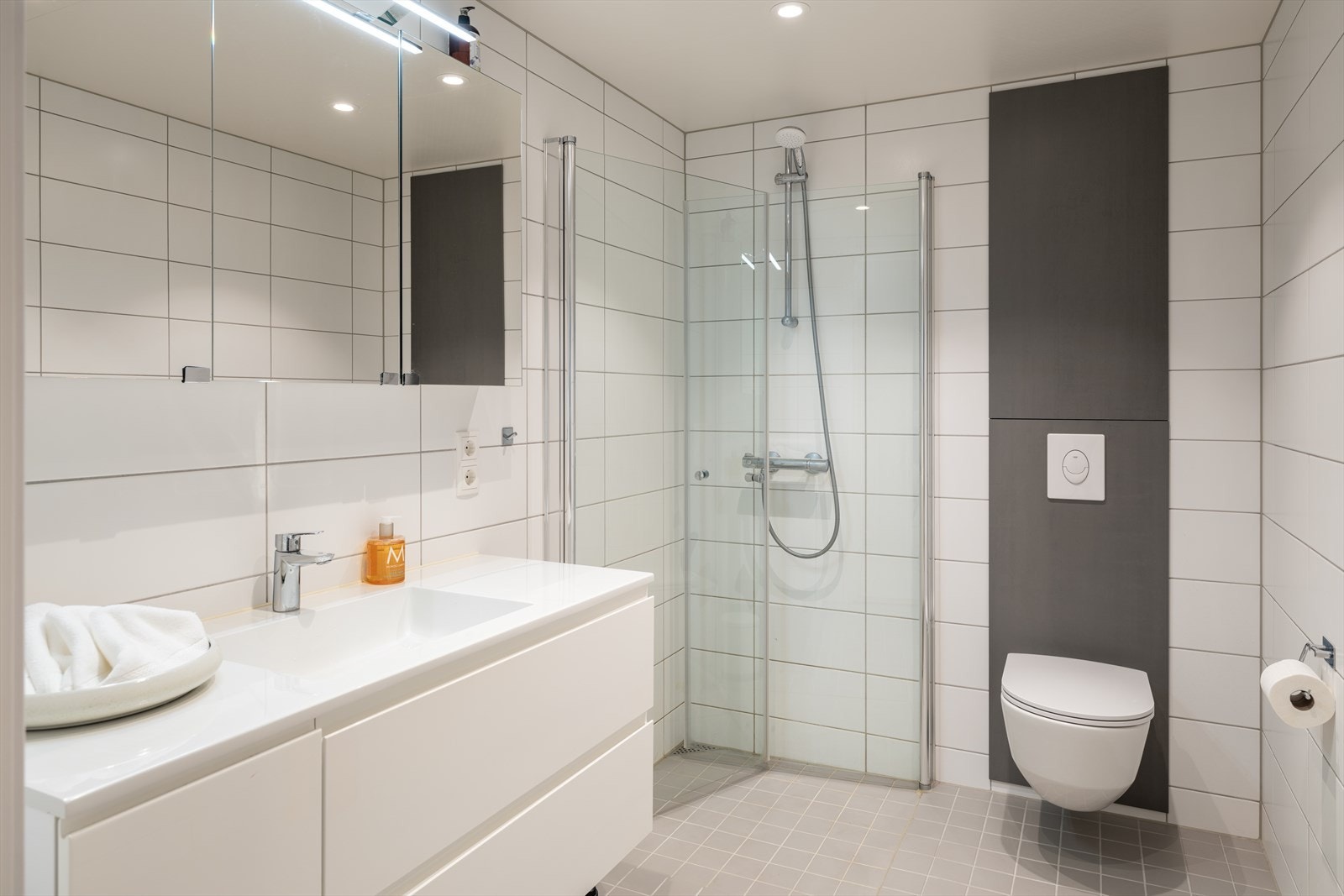 Det ene badet er målt til 5m² og byr på servant, vegghengt toalett og dusj med innfellbare dusjdører. Galleribilde
