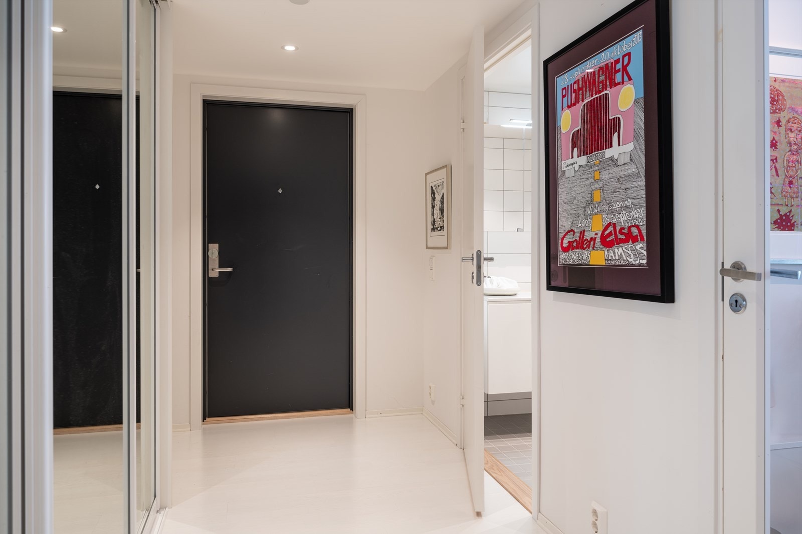 Innbydende éntre på 7m² med innebygd skyvedørsgarderobe - perfekt for ekstra lagringsplass. Galleribilde
