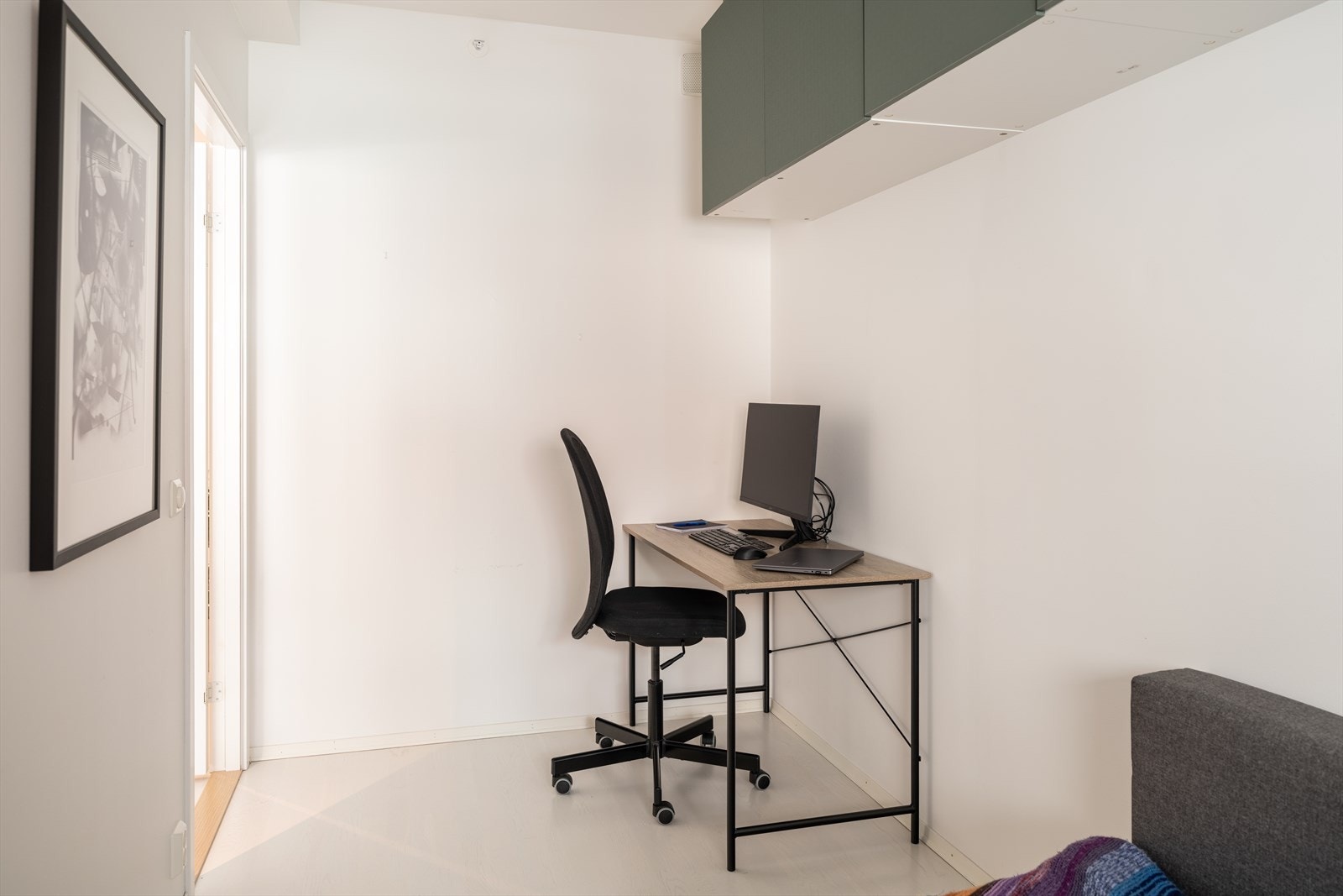 Her er det god plass til seng, nattbord og garderobe. Galleribilde