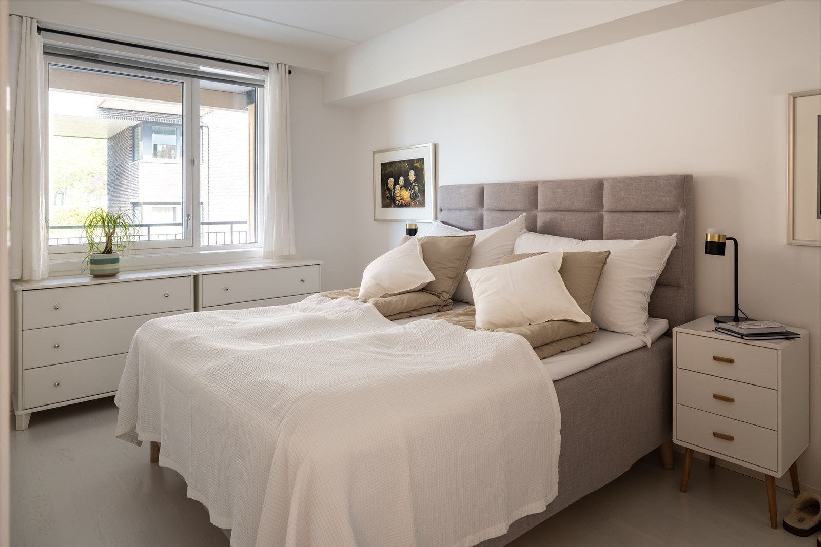 Masteravdelingen måler hele 13m², her er det god plass til dobbeltseng med nattbord på begge sider, garderobe og skrivebord. Galleribilde