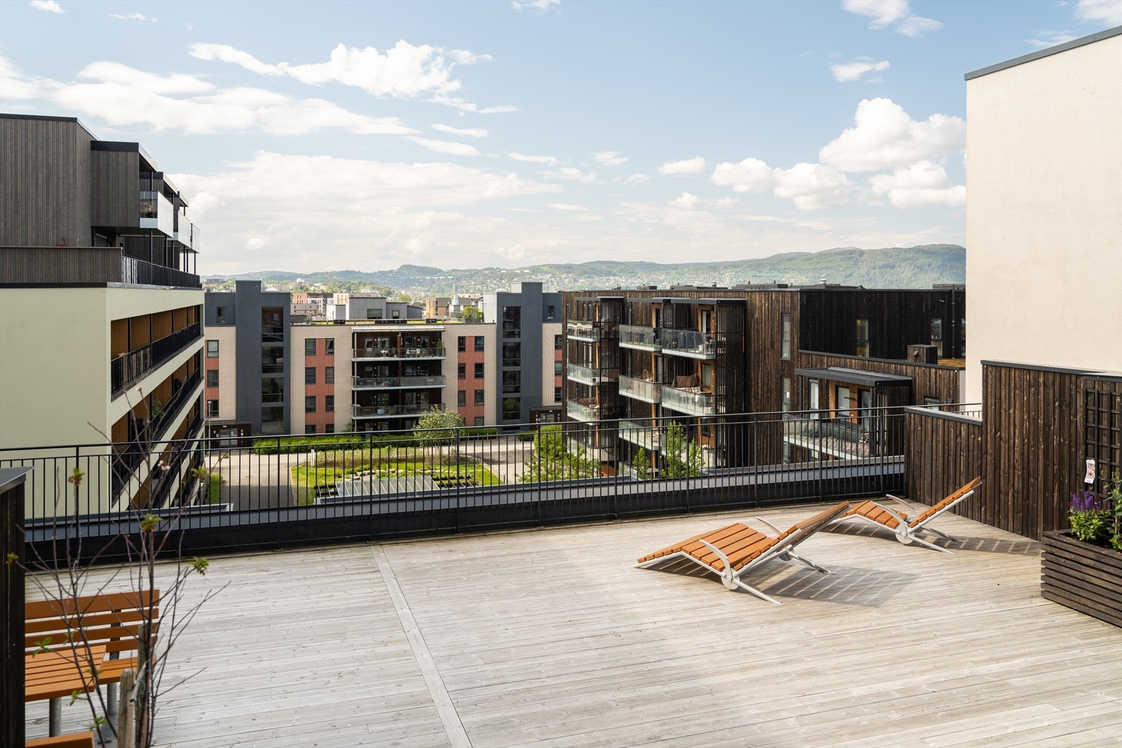 Det skal nevnes at sameiet byr på en takterrasse til disposisjon til beboerne. Her kan du nyte gode solforhold store deler av dagen. Galleribilde