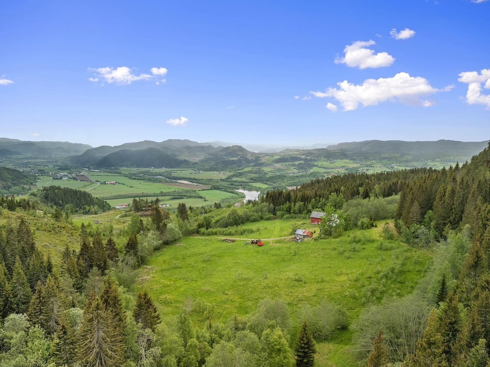 Eiendommen består av ca. 33,2 dekar fulldyrka jord og 52,6 kvm produktiv skog, og ligger idyllisk plassert helt for seg selv! Galleribilde