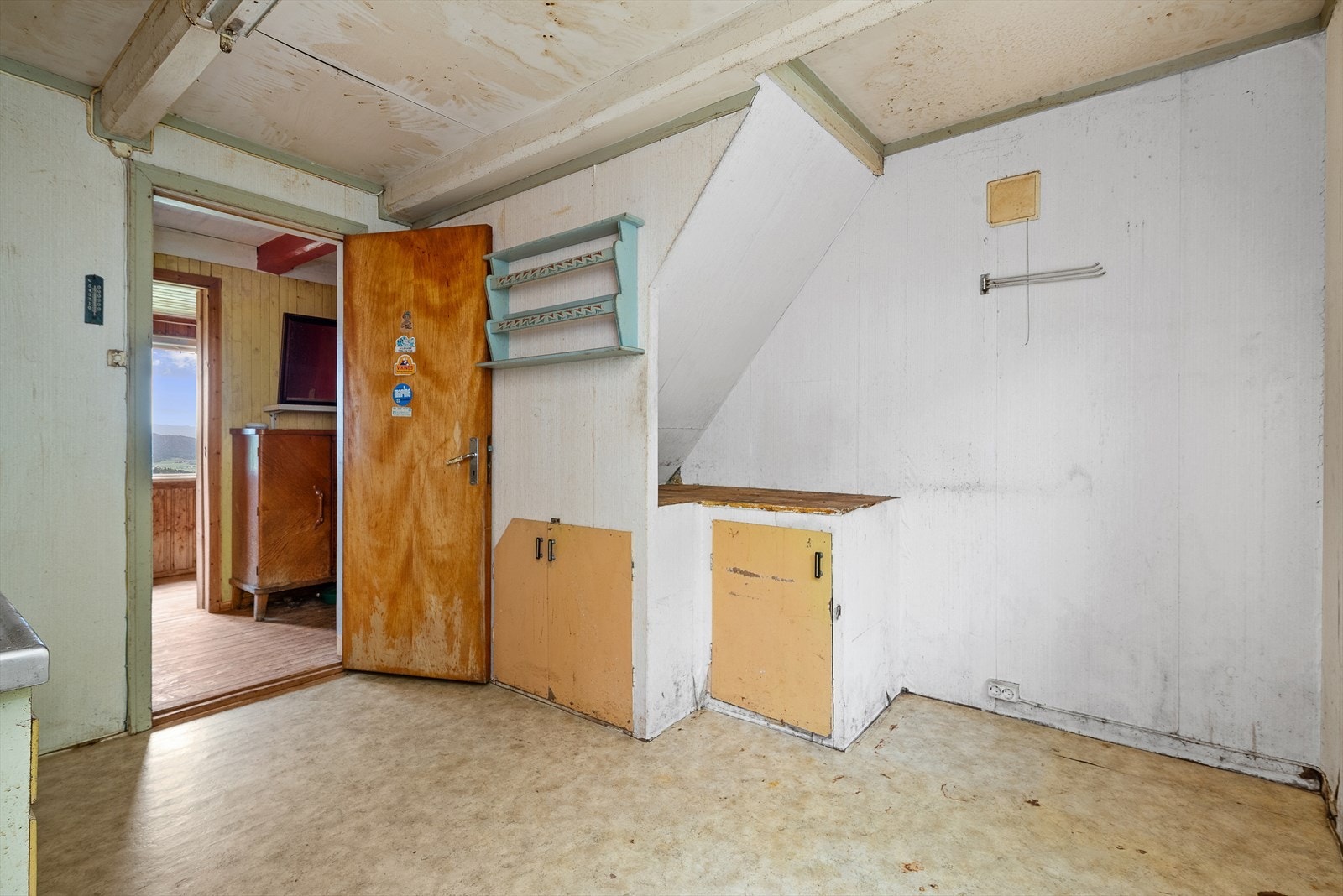 Kjøkkenet har enkle innredninger som må renoveres. Galleribilde
