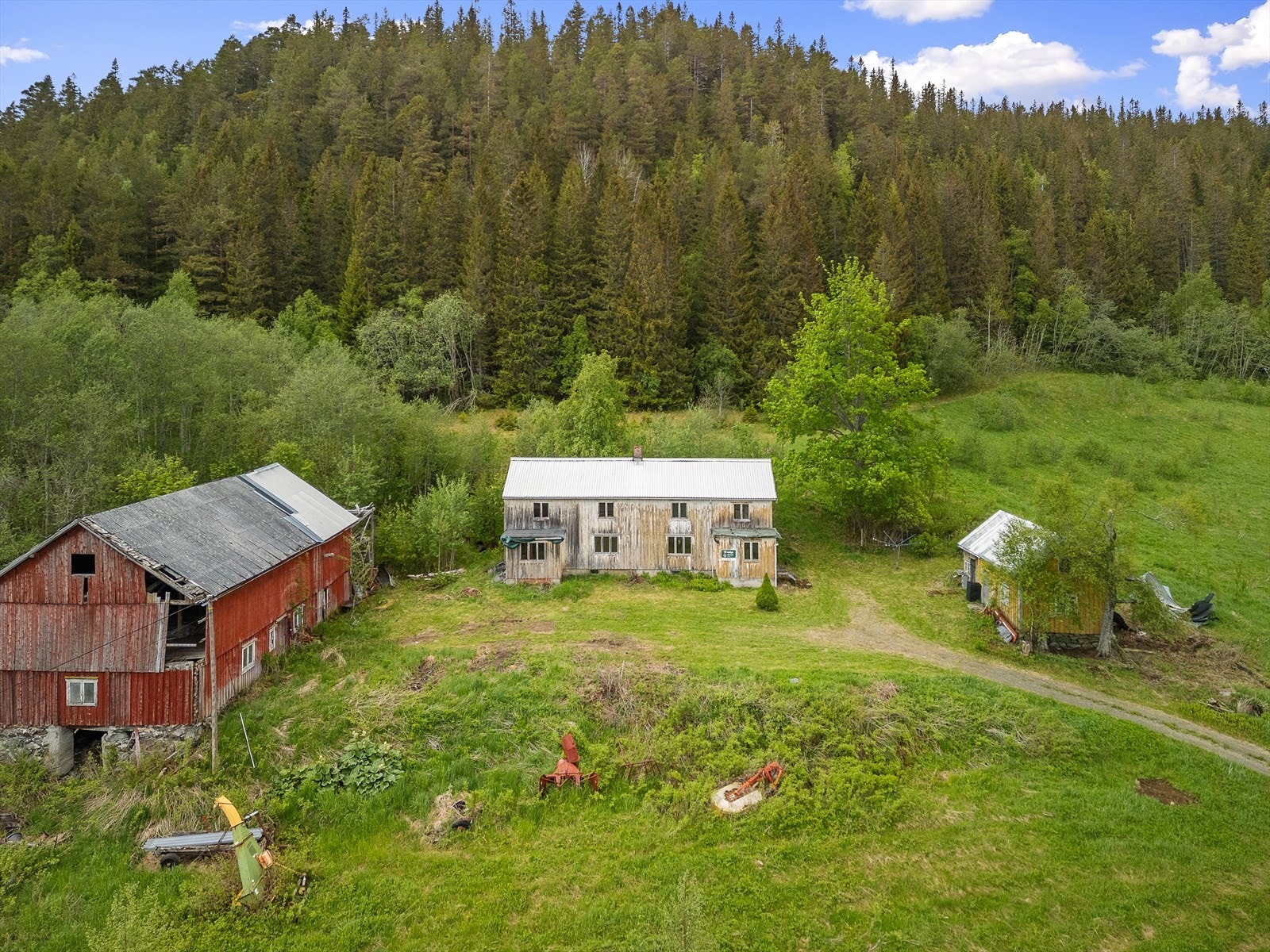 Småbruket har behov for renovering, men potensialet er enormt og mulighetene mange! Velkommen til en hyggelig visning! Galleribilde