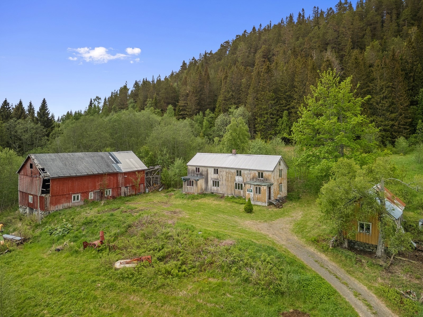 Rundt tunet står det et romslig våningshus, et eldre uthus og en rødmålt låve. Galleribilde