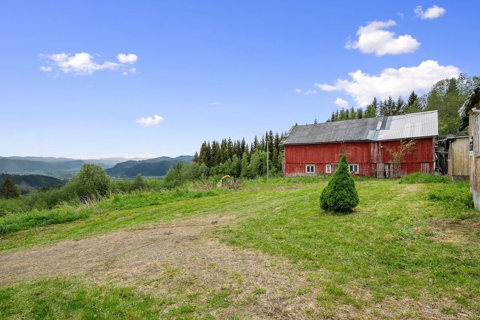 Fra Flålykkjvegen og opp til gårdstunet har eiendommen egen vei. Galleribilde