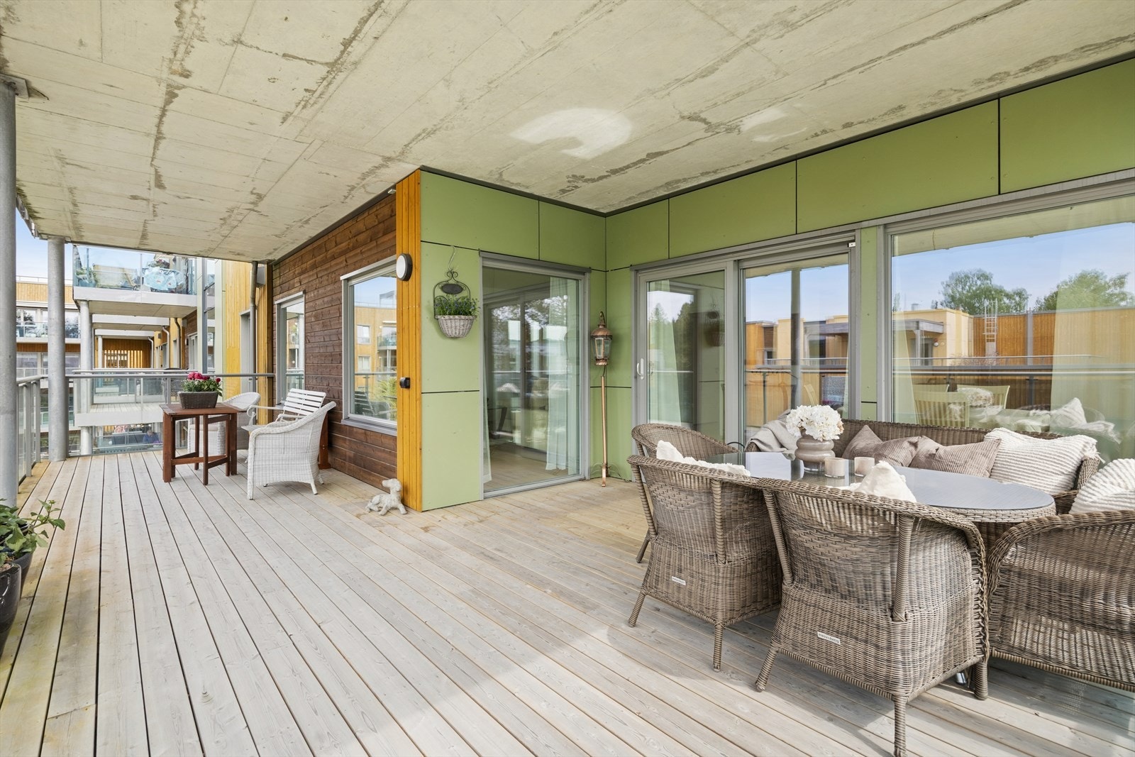 Romslig, overbygget balkong med god plass til sittegrupper. Perfekt for lange sommerkvelder. Galleribilde