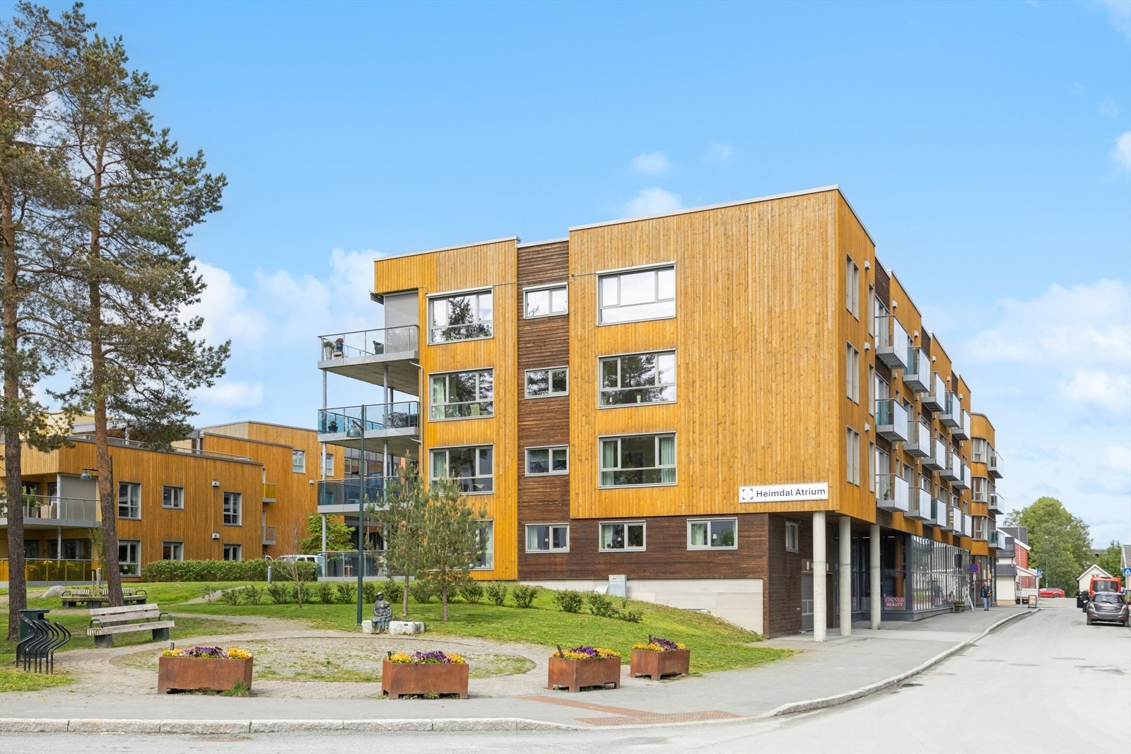 Leiligheten ligger midt i Heimdal sentrum med kort vei til alle servicefasiliteter. Gode buss/tog forbindelser. Galleribilde