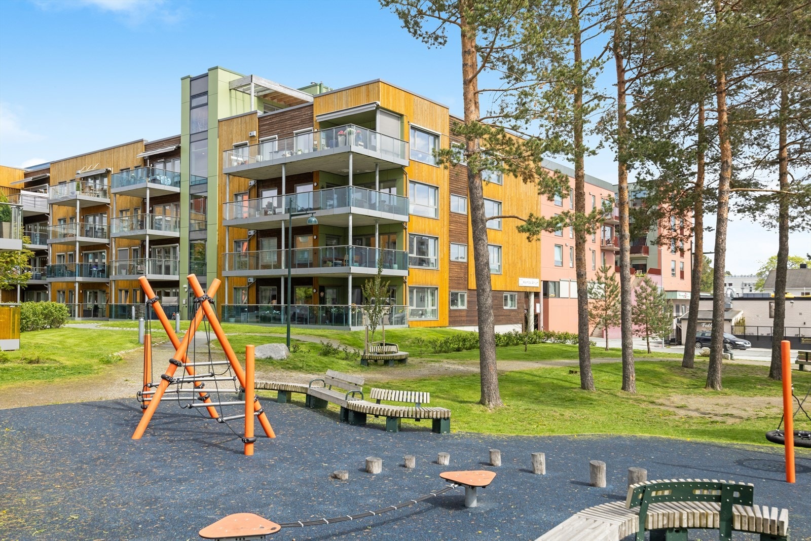 Felles uteområder med grøntareal, lekeplass og hyggelige sosiale soner. Kort vei til butikker. Galleribilde