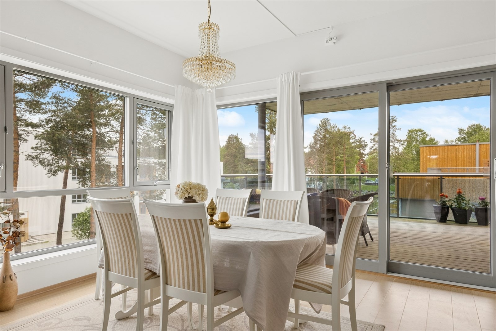 Lys stue med store vindusflater og god romfølelse. Galleribilde