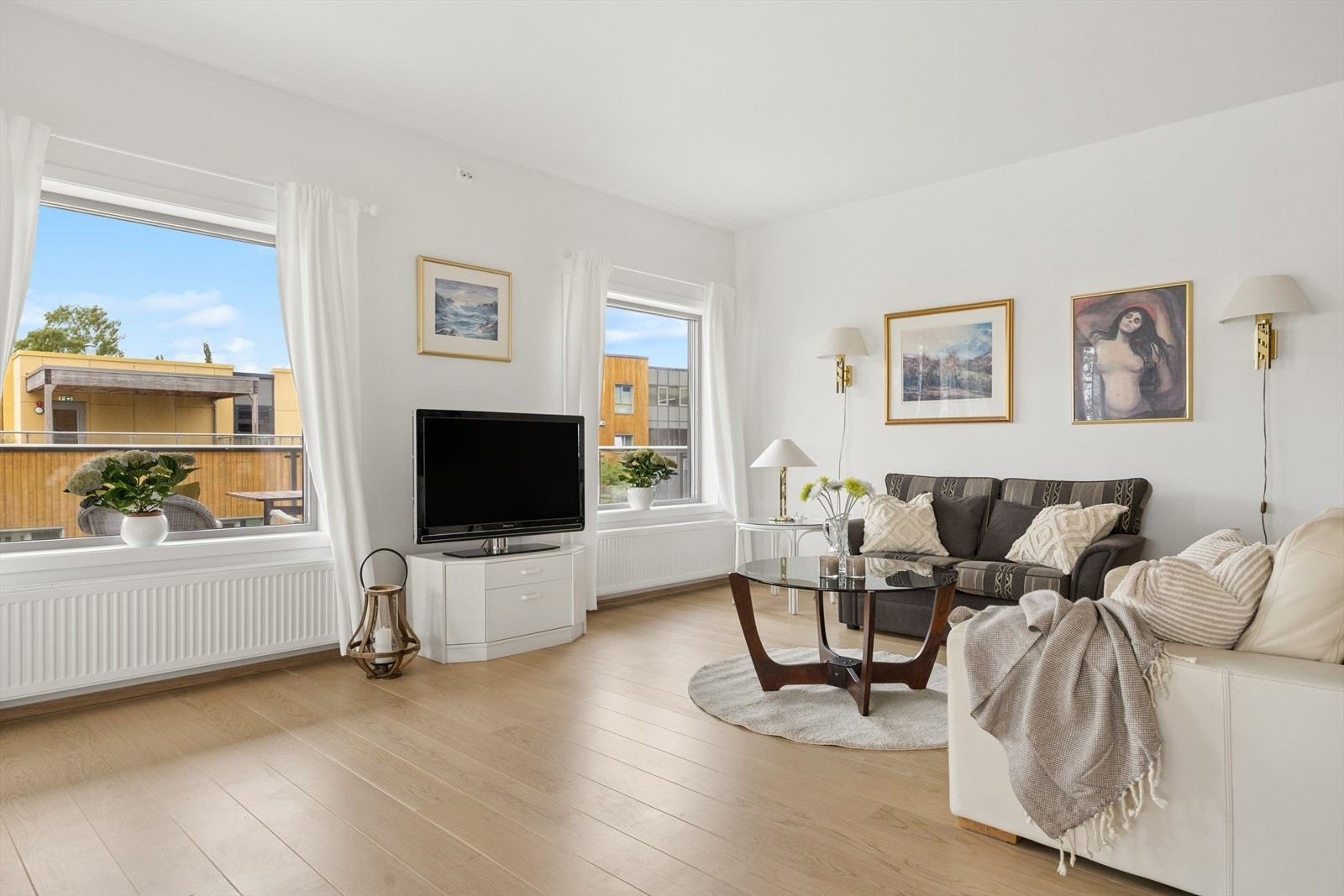tor og luftig stue med store vindusflater og flott lysinnslipp. Fjernvarme er ink i felleskostnadene. Galleribilde