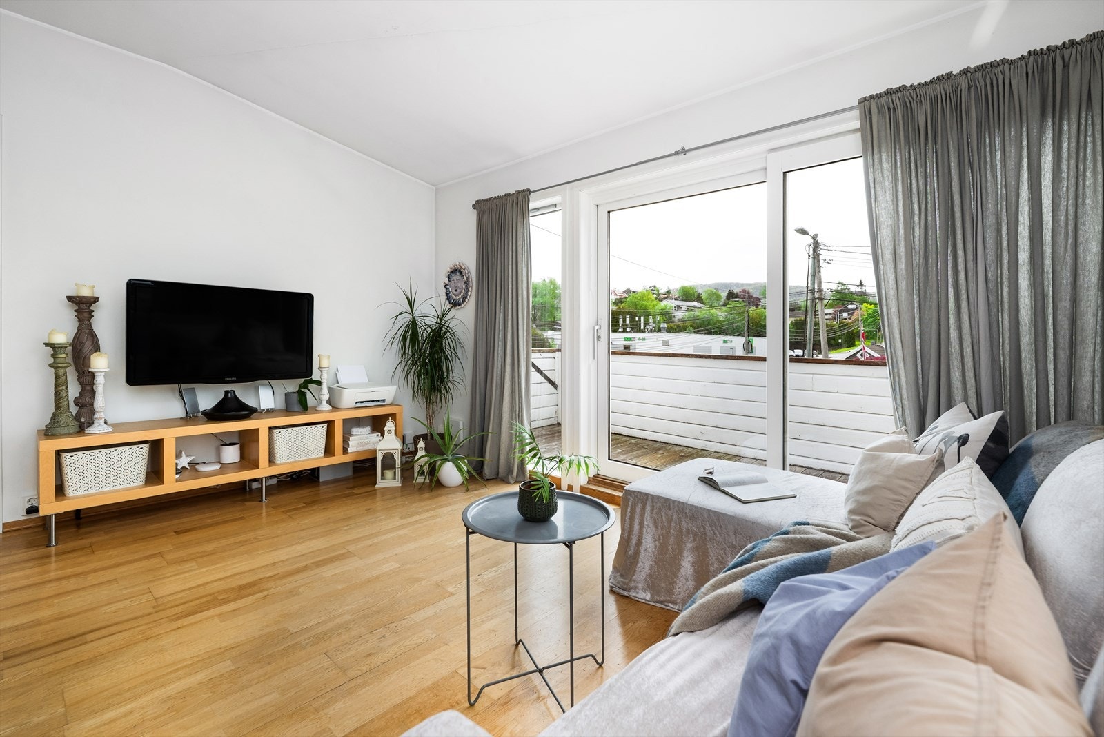 Skyvedør i tre med 2-lags glass fra 2007 åpner opp mot uteområdet. Galleribilde